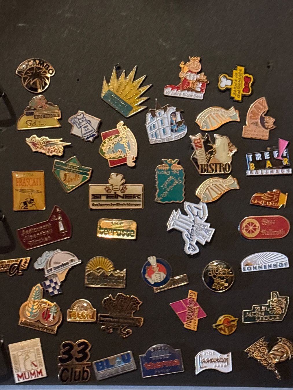 Plaquettes & Badges: Pins Restaurants etc. – D'occasion à Lützelflüh-Goldbach par NicoleL.