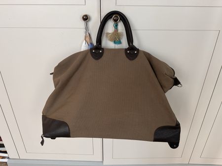 Reisetasche mit 2 Rollen und ausziehbarem Griff