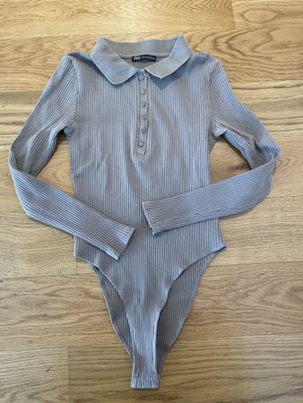Zara Body mit Kragen, gerippt, Grösse L,