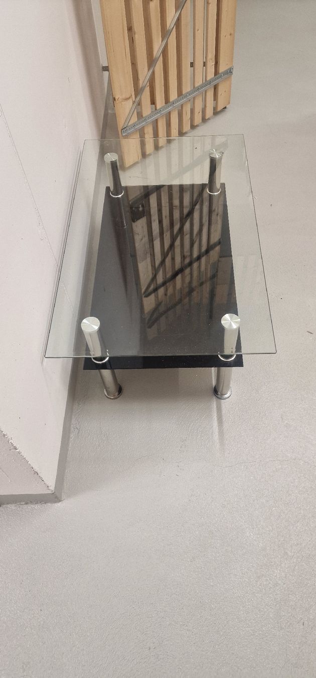 Tische: Moderner Glas Couchtisch mit Ablage - Top Zustand! – Gebraucht aus Ellikon a d Thur von BeniiMe 1