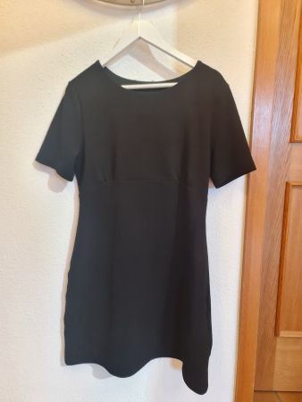 Kurzes Kleid schwarz mit kurzen Ärmeln