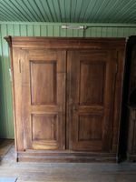 Grosser antiker Holzschrank