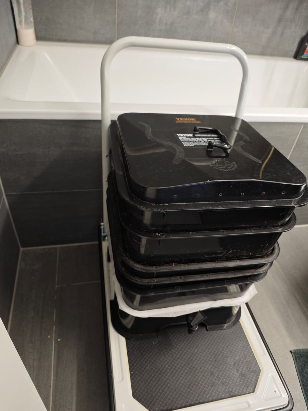 Coffres de rangement: Red wiggler worms + VEVOR 5-Tray Worm Composter tower – D'occasion à Dübendorf par Olenaaa 7