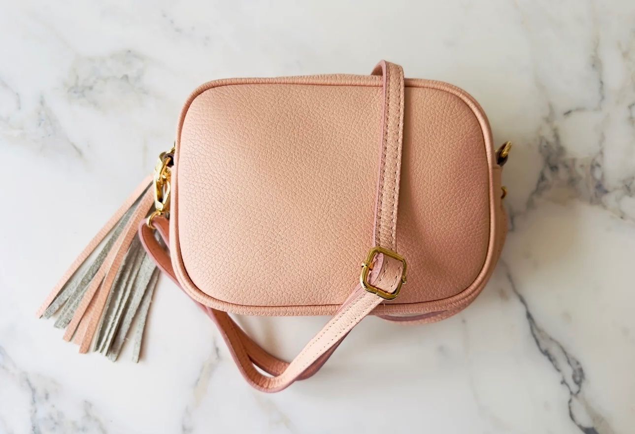 Taschen für Damen: Crossbody Tasche "Lachsrosa“ – Neu und originalverpackt aus Bülach von DuffyFashionAvenue