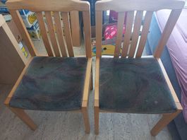 2 Holzstühle / Esszimmerstühle