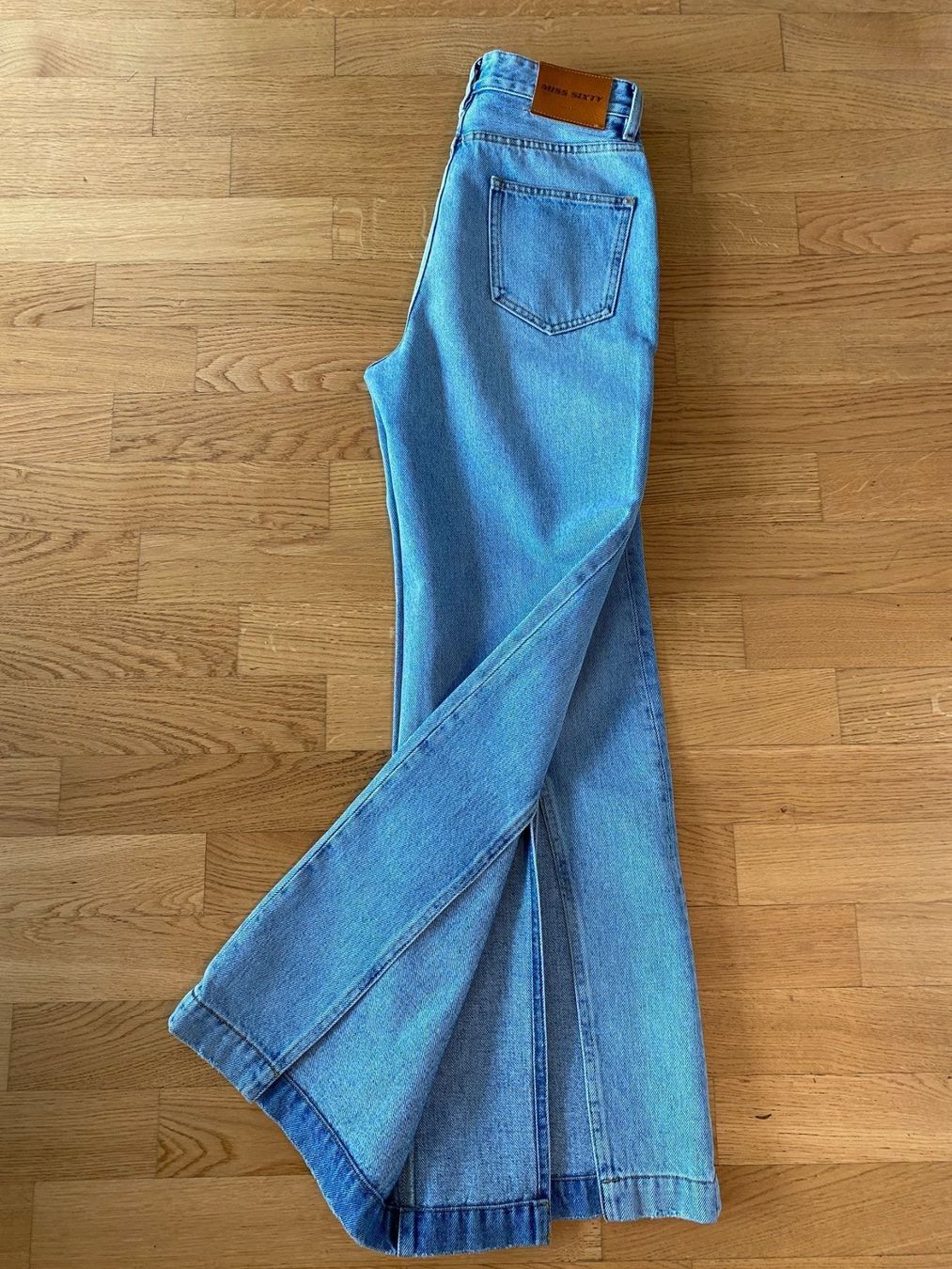 Miss Sixty Jeans: Miss Sixty Flared Jean denim G27 – Usato da Dübendorf venduto da Levintreyer