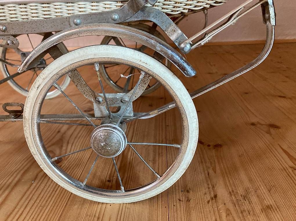 Carrozzine per bambole: Alter klassischer Kinderwagen – Usato da Mettmenstetten venduto da PRHX 2