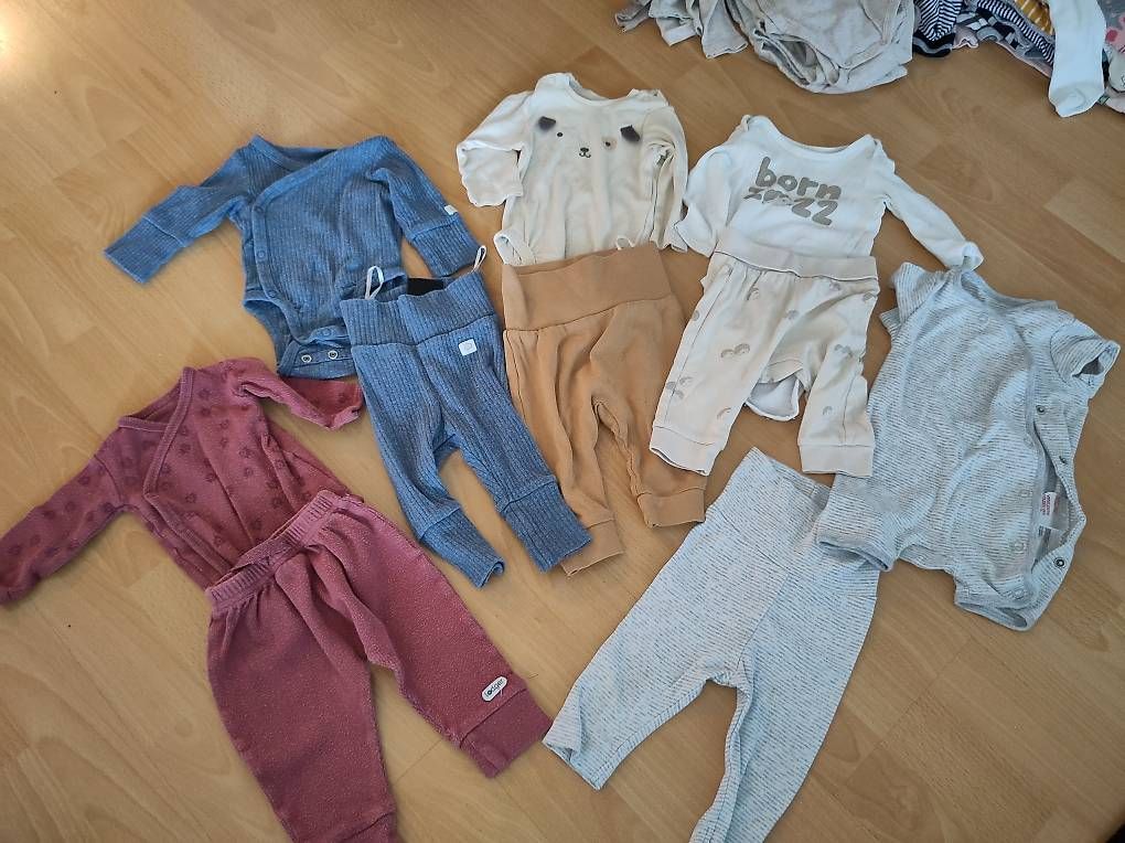 Lotti & Set di vestiti: Verschiedene Sets Body + Hose Gr. 50/56 – Usato da Uznach venduto da Claudi1186