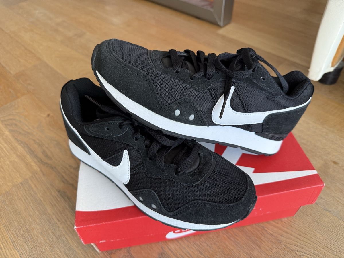 Nike Scarpe da uomo: Nike Venture Runner Sneaker Gr.38 Neu – Nuovo e nell'imballaggio originale da Reinach AG venduto da innamac 1