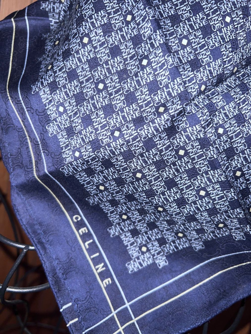 Celine Foulard & Sciarpe: Céline – Vintage Monogram Baumwolltuch – Nuovo (secondo la descrizione) da Winterthur venduto da Dejv 2