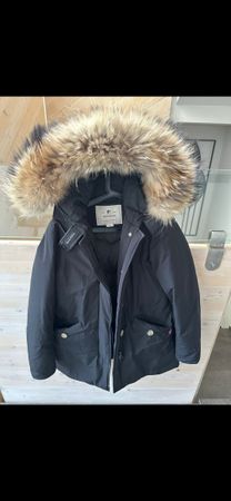 Giacca invernale Woolrich nera con cappuccio in pelliccia