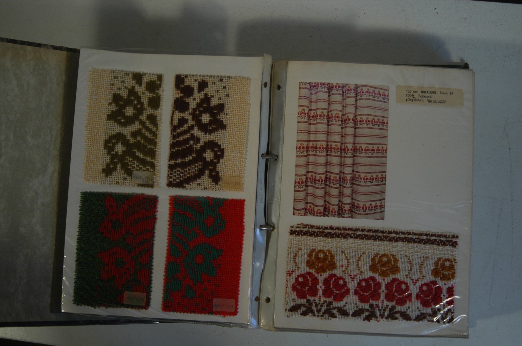 Raccoglitori: Stoffmusterbuch  Ordner A4 mit 25 Blättern um 1960 – Usato da Herisau venduto da Wisen 2