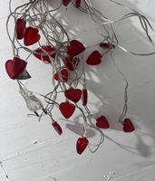 Lichterkette mit roten Herzen