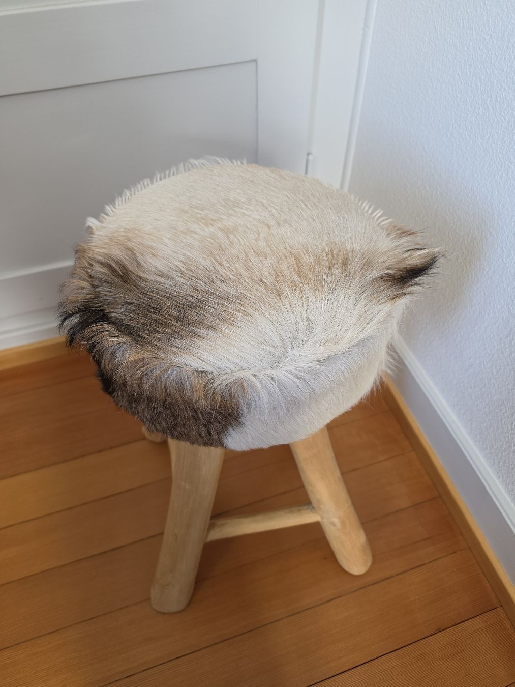 Hocker: Cowhide Wooden Stool – Neu (gemäss Beschreibung) aus Herrliberg von vog_q6wg 1