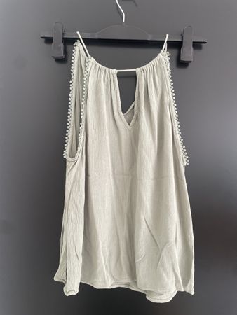 Luftiges Sommer Top in Khaki mit Bommel Detail, Grösse 34