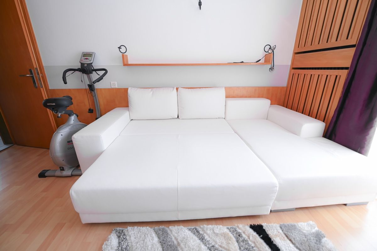 Divani: Weiss Kunstleder Sofa mit Bettfunktion, top Zustand! – Usato da Rombach venduto da JMP_Aloha 1