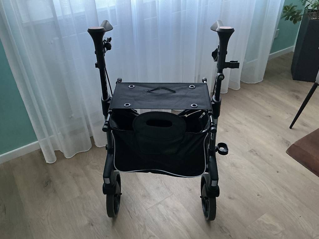 Aides à la marche: Rollator neuwertig – D'occasion à baar par Wottau 3