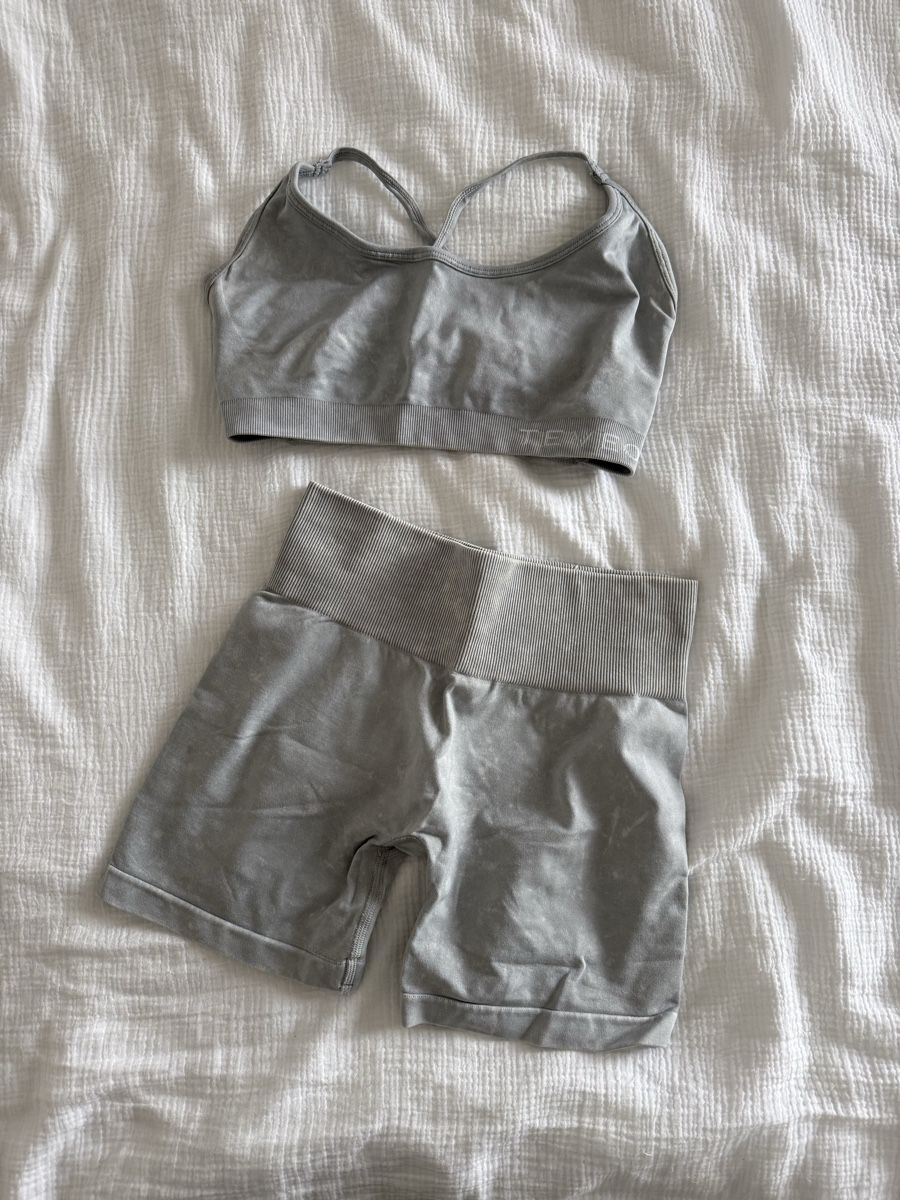 Lots de vêtements: teveo set grau – D'occasion à Altikon par borchardt.sara