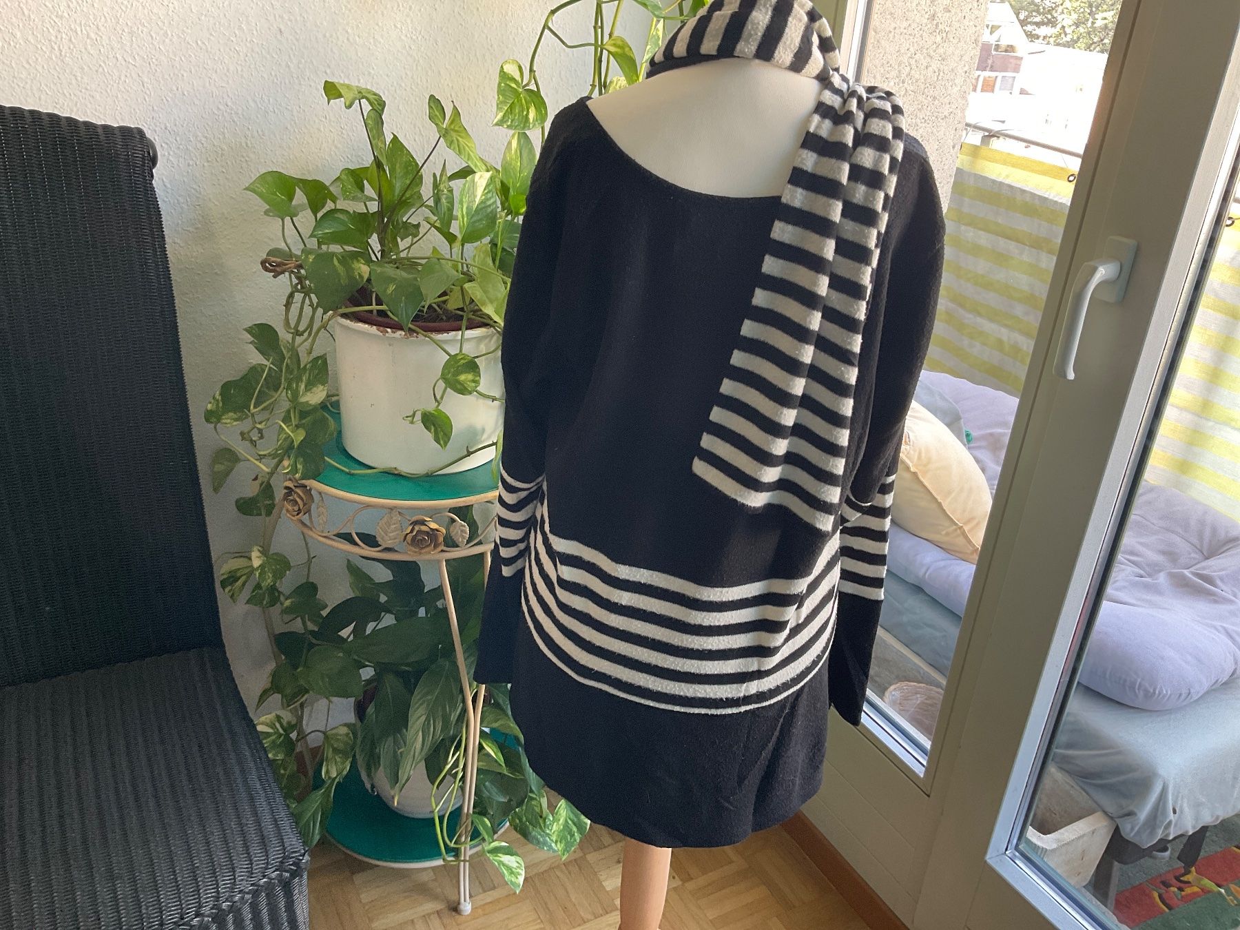 Maglioni & Felpe: Super Pull TARA VAO rayé noir et blanc avec écharpe assortie – Usato da Genève venduto da Mazelyne 2