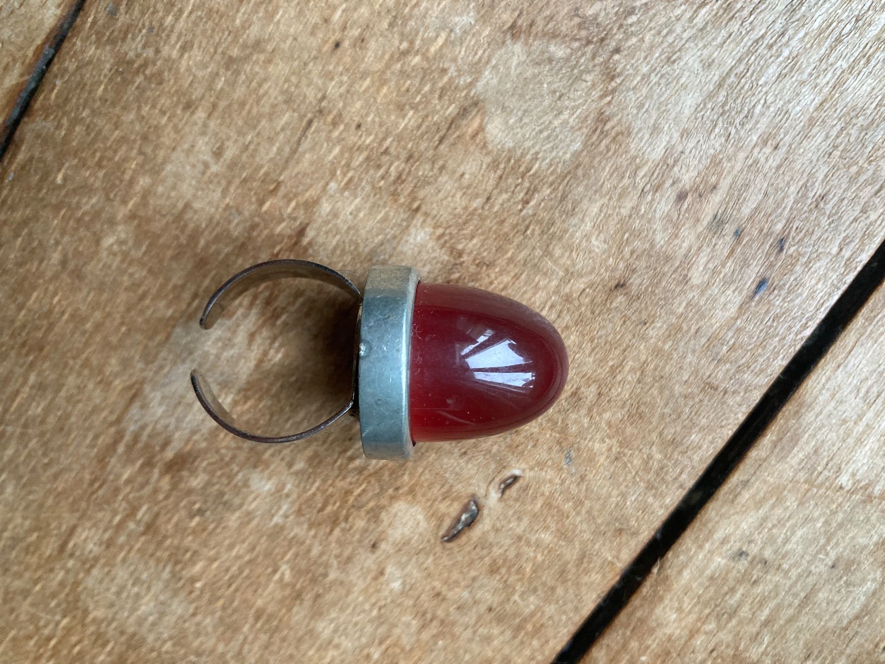 Anelli: Verstellbarer Ring mit rotem Glas – Usato da Luzern venduto da nisssa