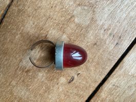 Verstellbarer Ring mit rotem Glas