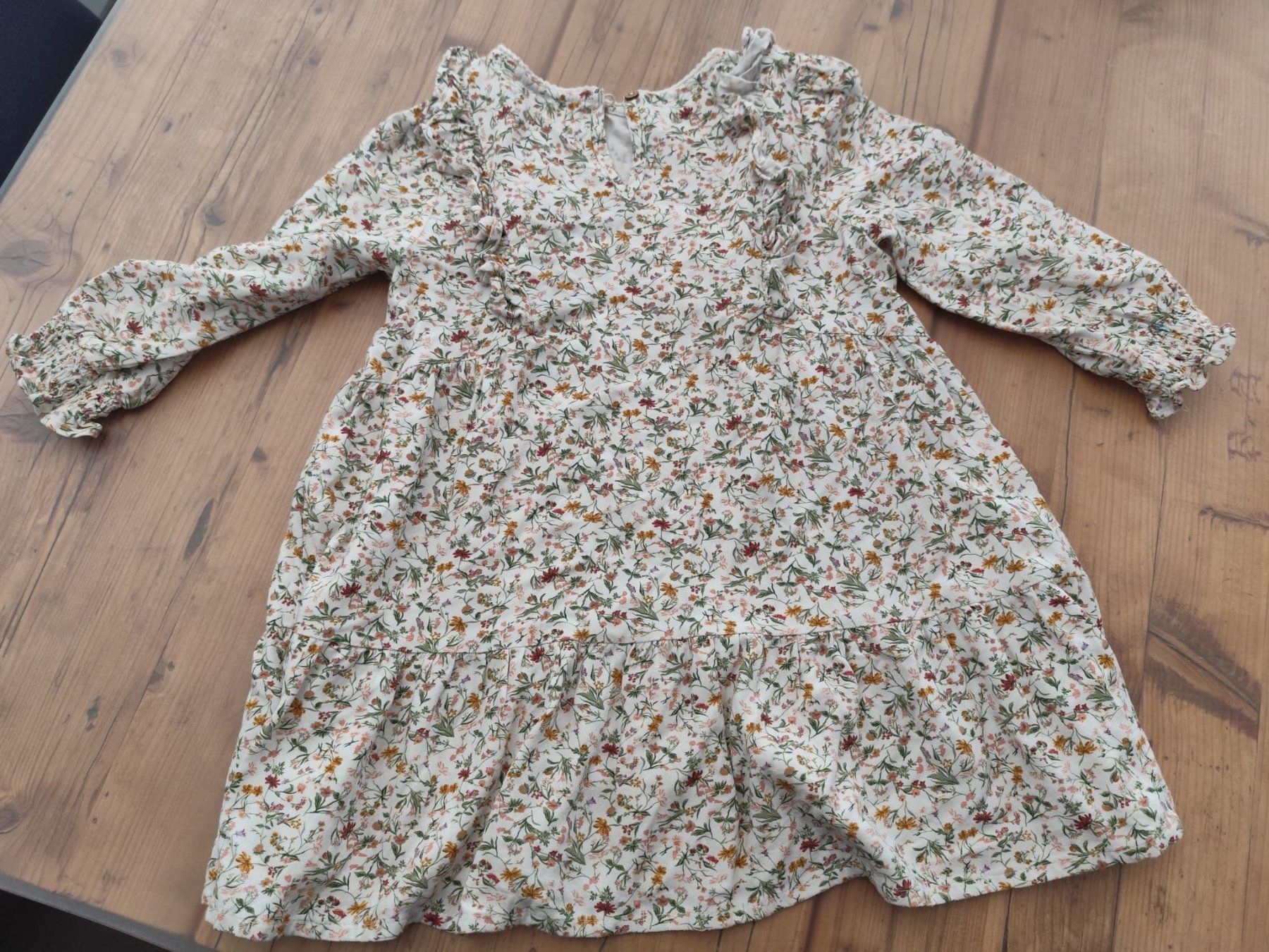 Vestiti & Gonne: Wie NEU_Mädchen Kleid mit Blumen_Langarm_Gr. 110 – Nuovo (secondo la descrizione) da Zürich venduto da ram_59n8 1