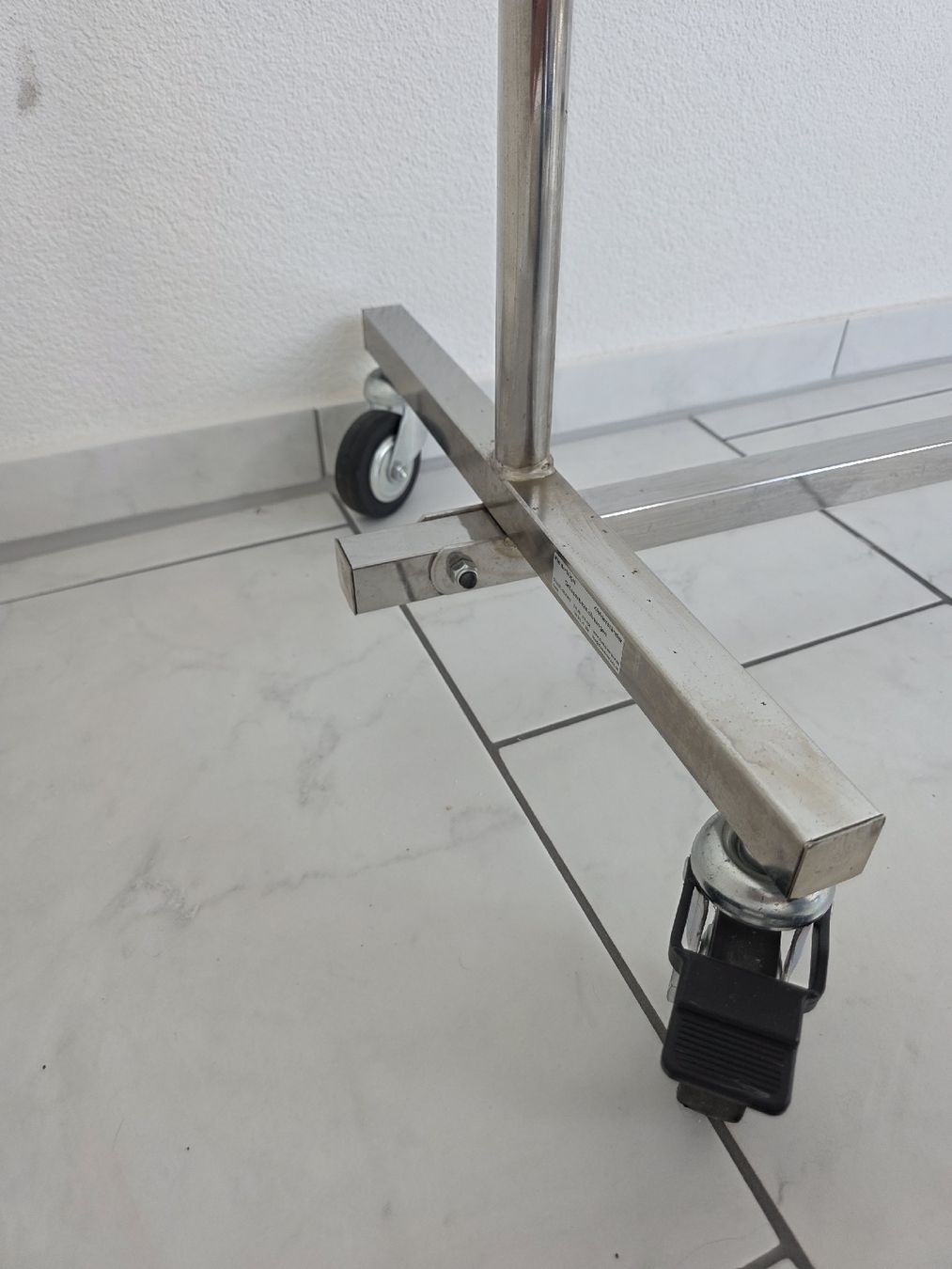 Garderobe: Kleiderständer Edelstahl Rollbar gebraucht – Gebraucht aus Neerach von TomBae