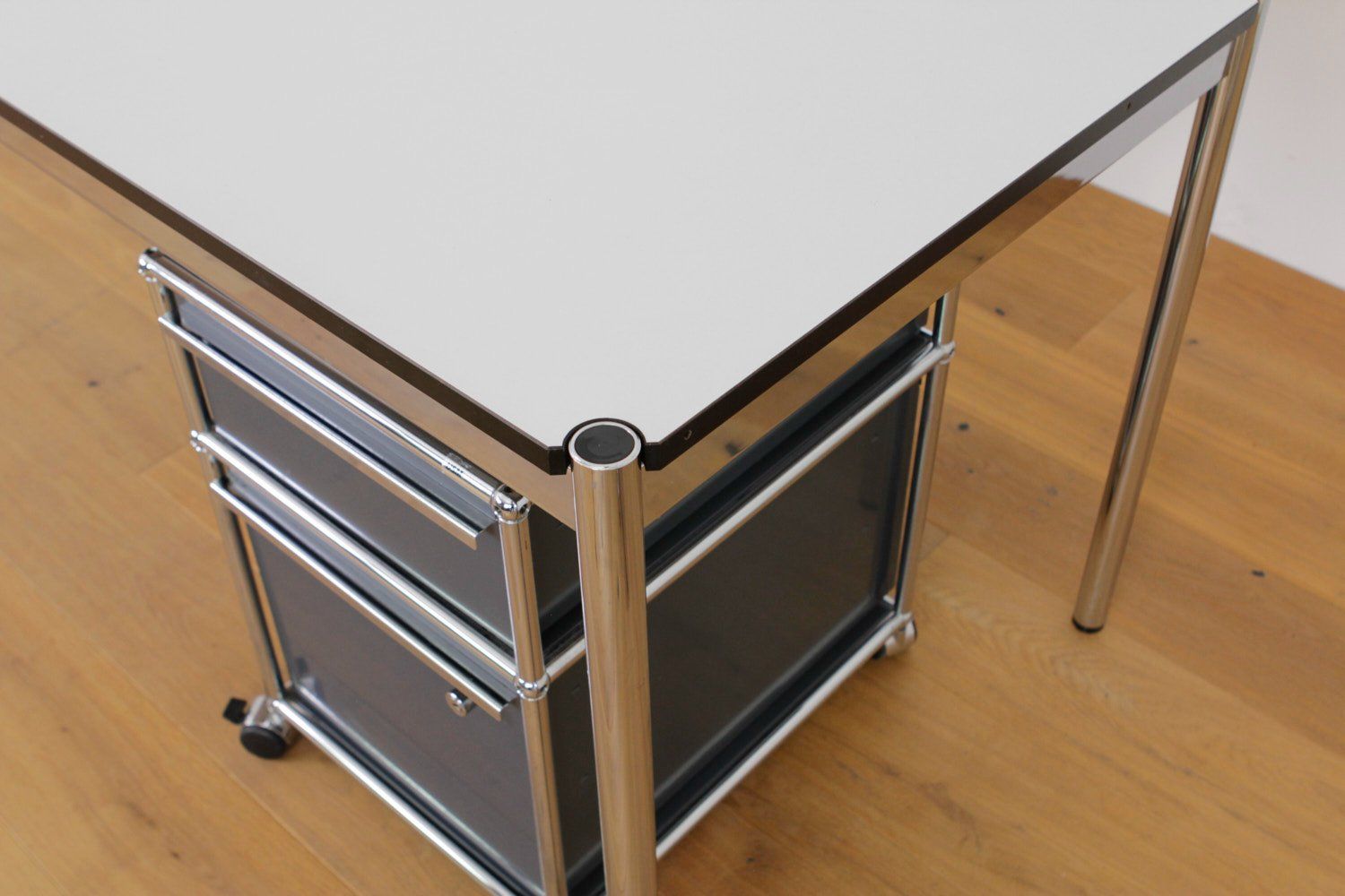 Tische: USM Haller Tisch 150x75cm mit Korpus – Gebraucht aus Affoltern am Albis von StudioStandard 4