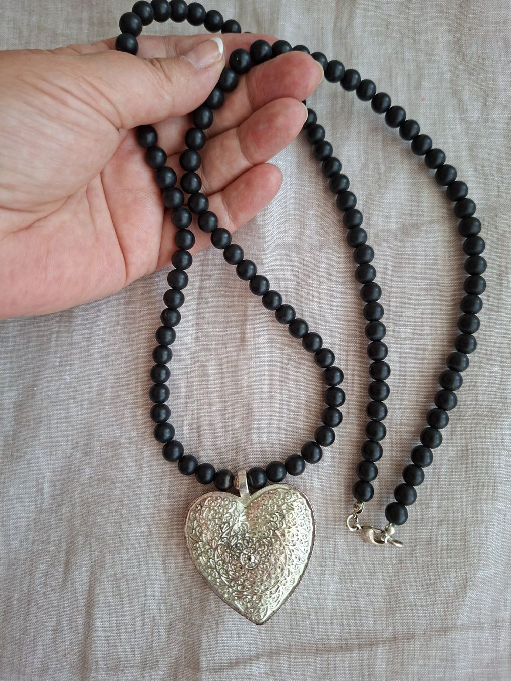 Catenine: Collier Statement Noir avec Cœur Texturé – Nuovo (secondo la descrizione) da Lutry venduto da Sim_Sta 4