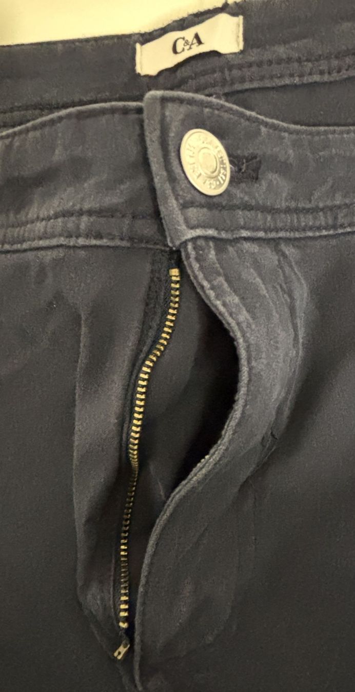 Pantaloni: C&A lange dunkelblaue Hose – Difettoso da Buchs AG venduto da SellAndBuyX 2