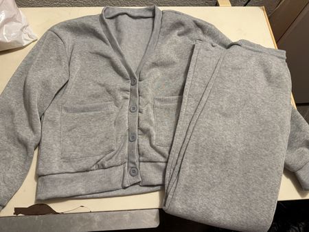 Coole, graue Strickjacke mit Jogginghose, Grösse M