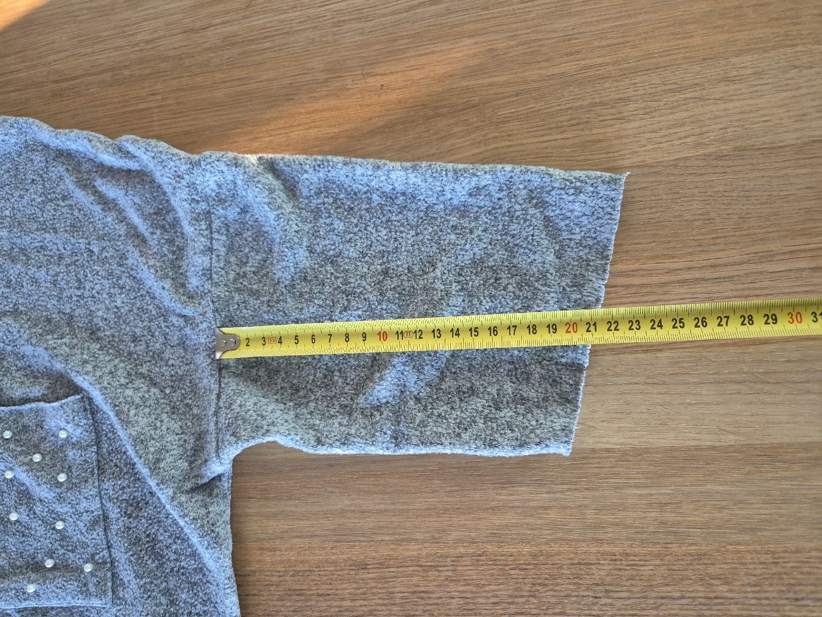 Zara Maglioni & Felpe: Graues Shirt mit Tasche und Perlen – Usato da Bern venduto da miruslav 2