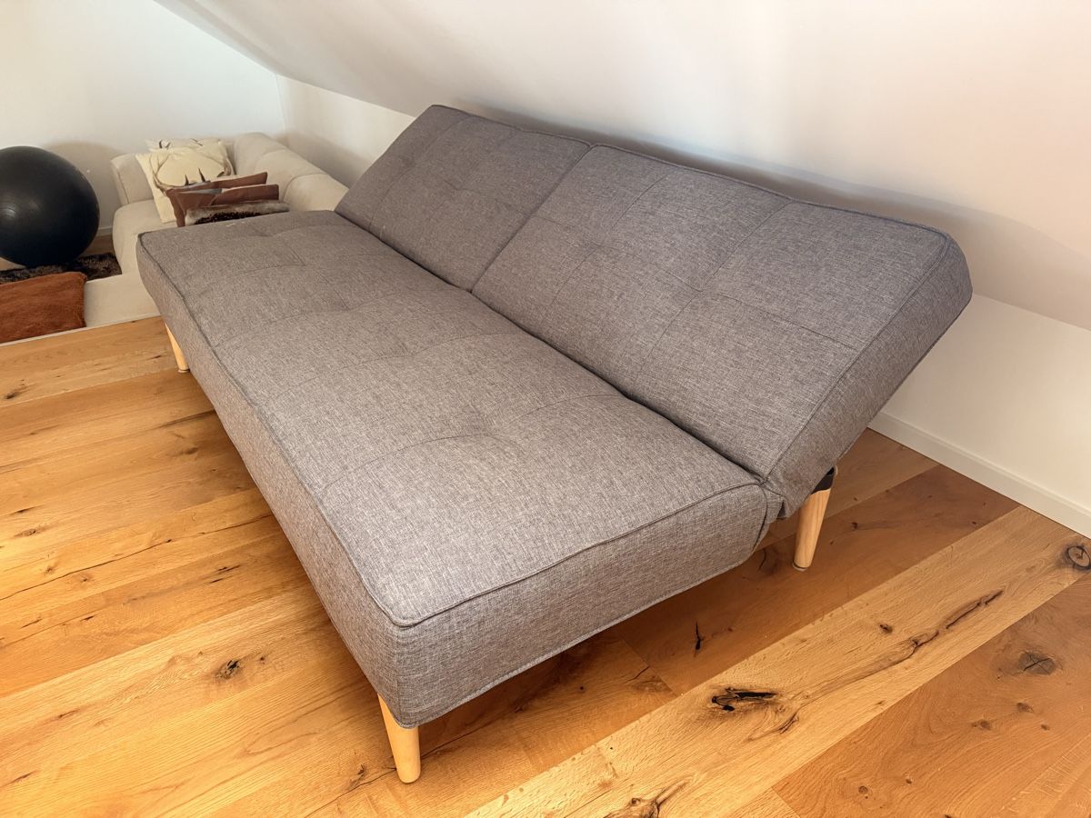 Sofas: Schlafsofa grau 2-Sitzer mit Flecken, gebraucht – Gebraucht aus Pfäffikon ZH von SternliM 1