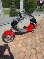 Roter Elektroroller im Chopper-Stil