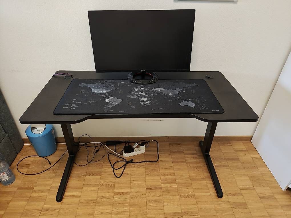 Scrivanie: Gaming Tisch mit Kabeldurchgängen  – Usato da Basel venduto da jetonibasel 4
