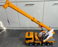 Scania Pneukran (Lastwagen) der Marke Liebherr / Bruder