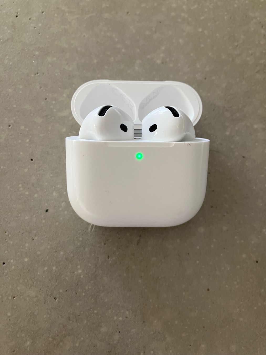 Apple Kopfhörer: APPLE Air Pods 4 ANC – Gebraucht aus Lausanne von mr.v