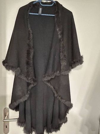 Leonardo Poncho in Schwarz mit Echtpelzbesatz