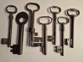 7 antike, sehr grosse Schlüssel