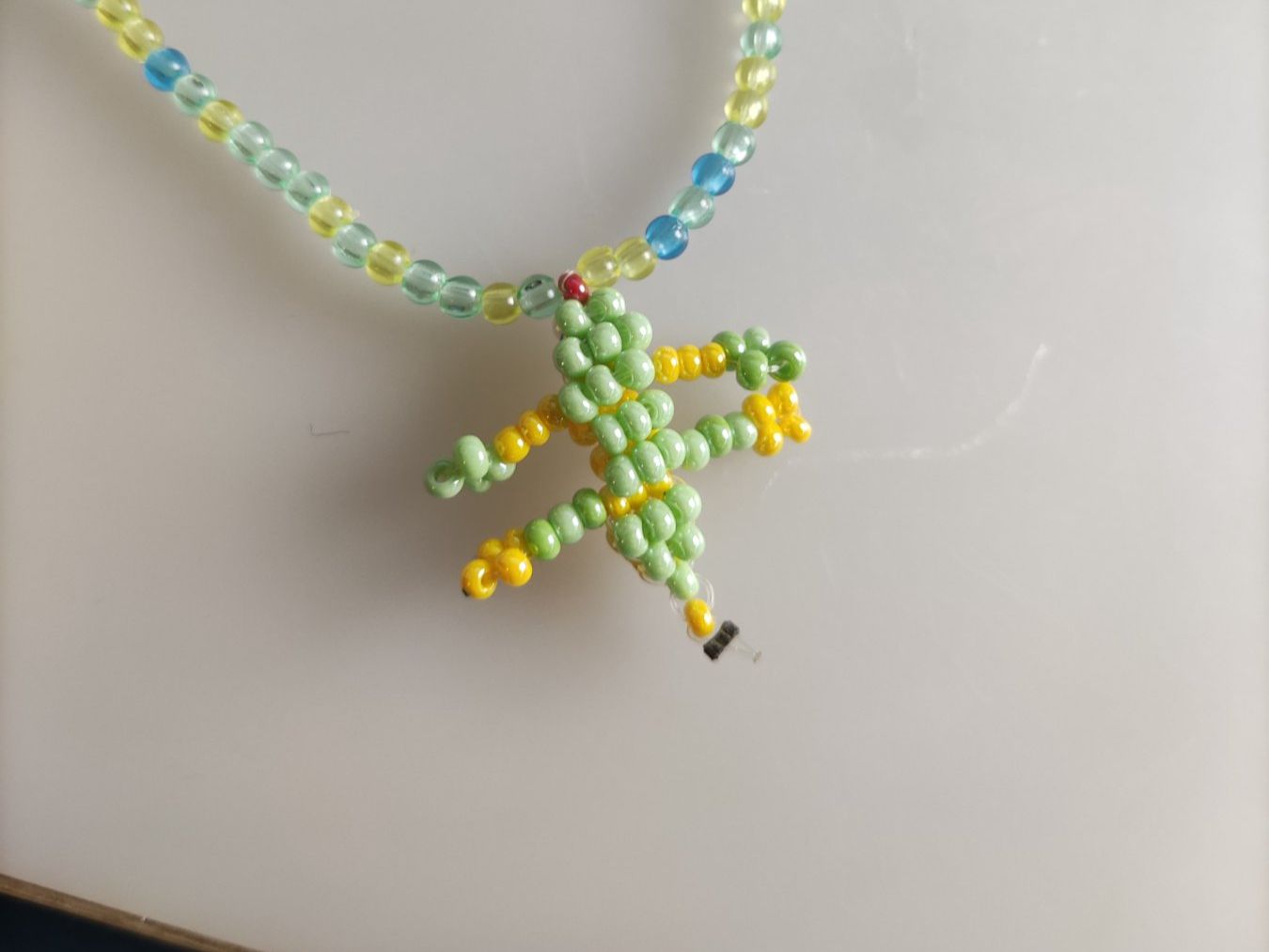 Catenine: Collier Perles avec Pendentif Lézard vert, jaune et bleu – Usato da Grand-Lancy venduto da Morriganne 1