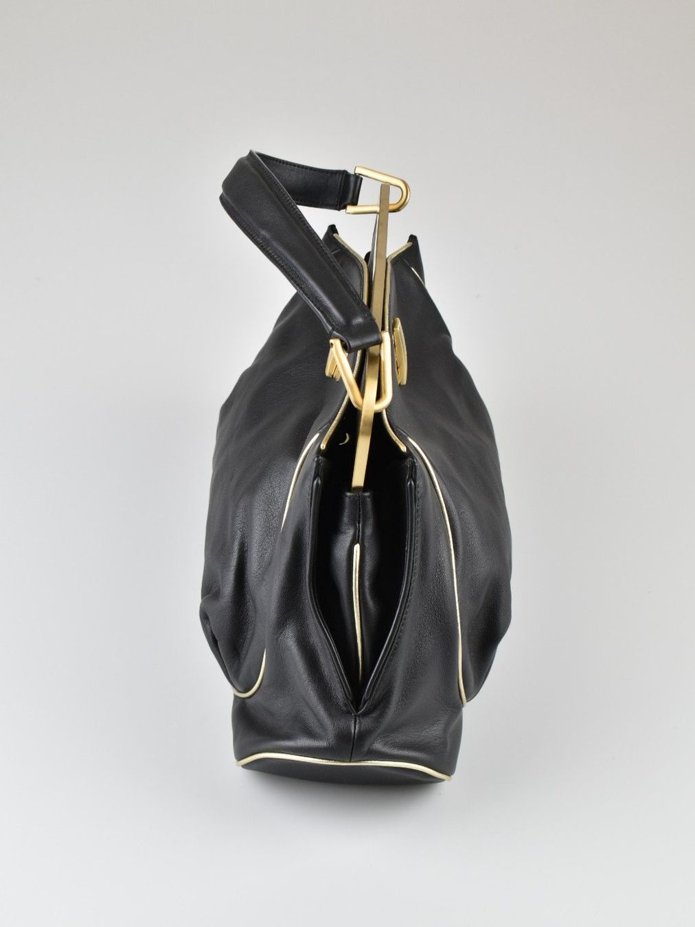 Navyboot Taschen für Damen: Navyboot Ledertasche, schwarz mit gold – Gebraucht aus Nürensdorf von 2ND_STORY 1