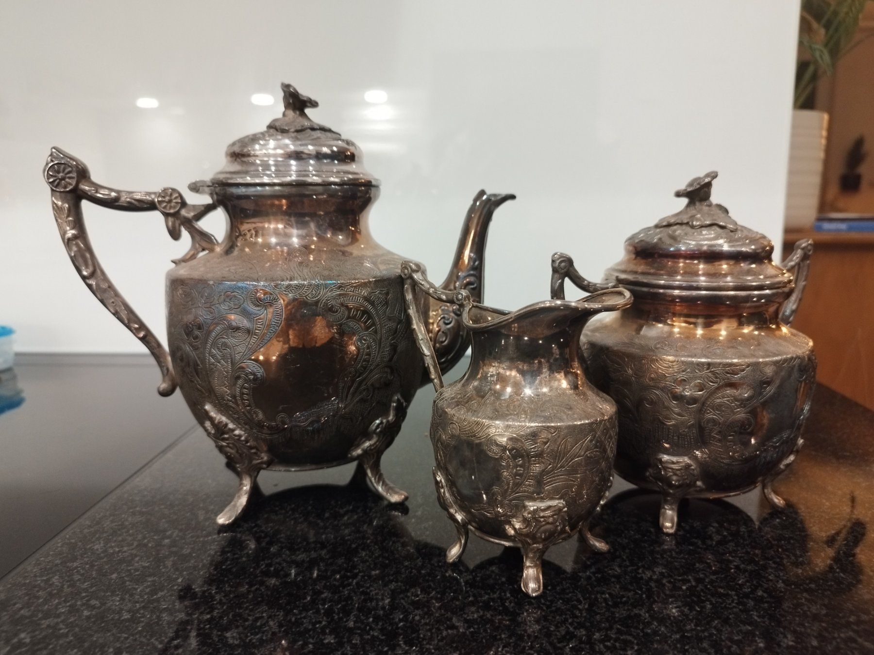 Set di piatti: Teeservice Set 3-teilig versilbert mit Gravur – Usato da Zweidlen venduto da Oeverlord