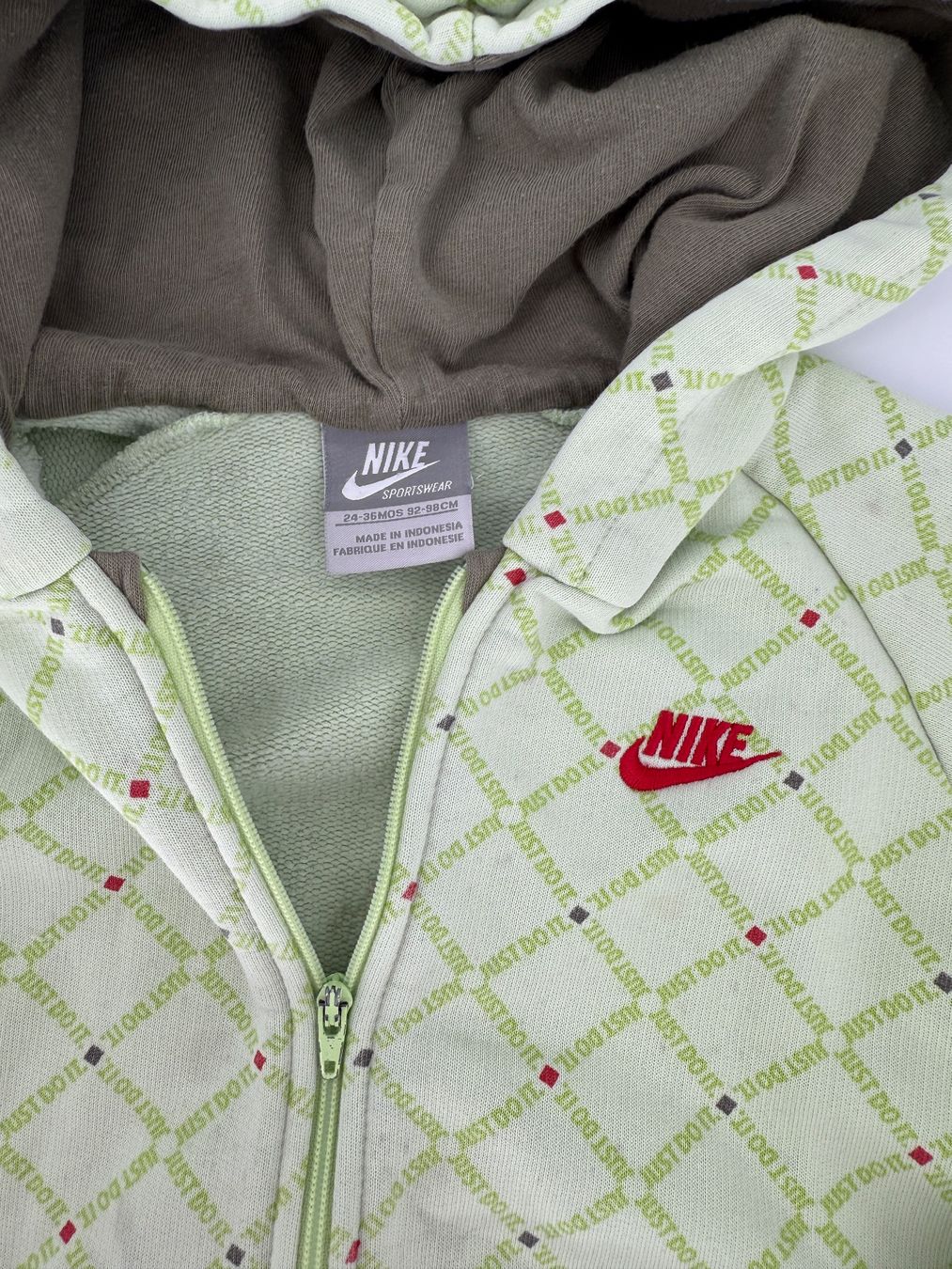 Nike Pulls et sweat-shirts: Nike Kapuzenjacke Gr. 92/98 – D'occasion à Auenstein par moin. 1