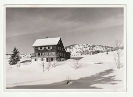 Posttskarte Oberberg ob Schwyz im Schnee, Skiheim 1953