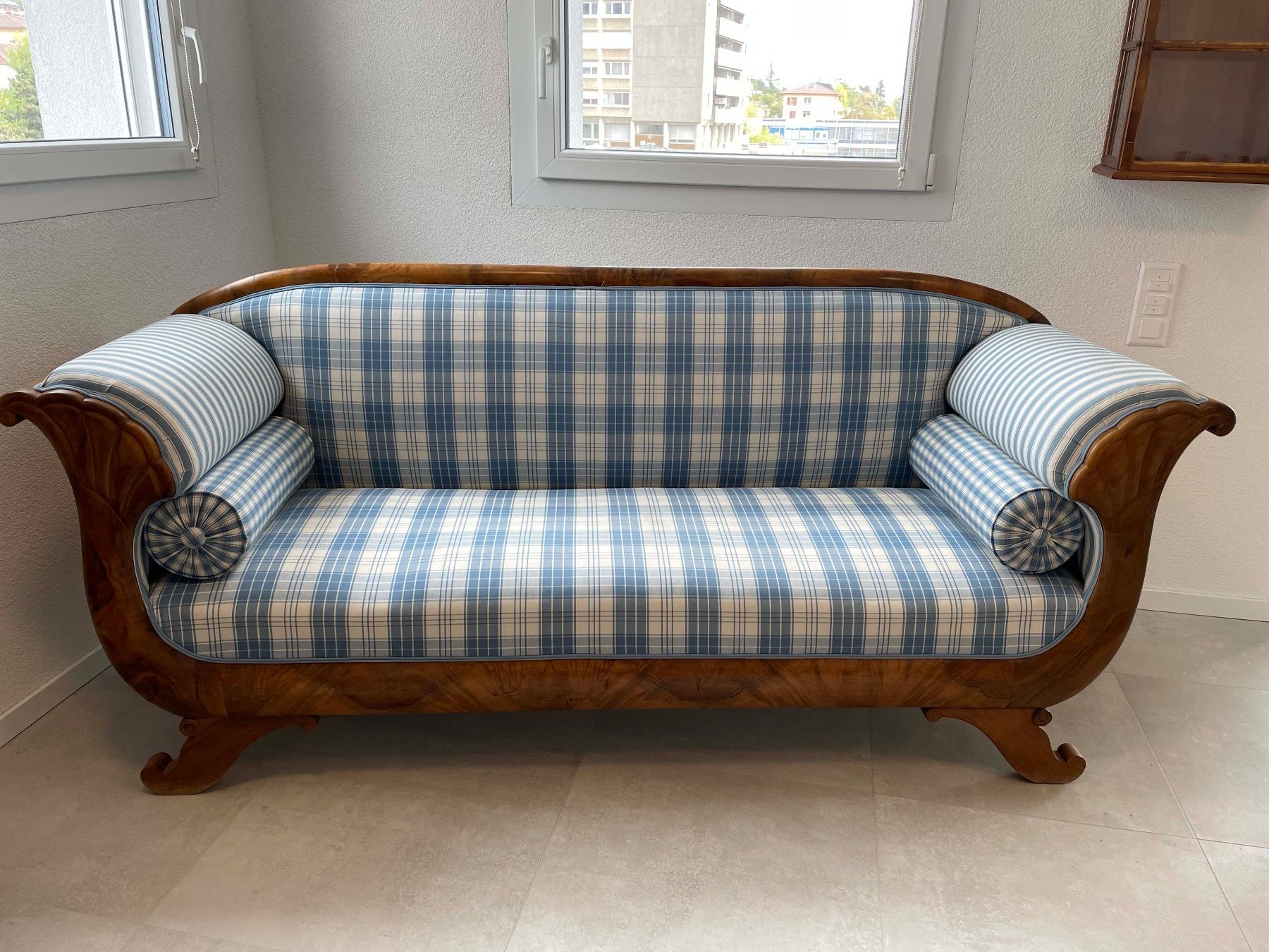 Sofas: Magnifique canapé ancien refait – D'occasion à Auvernier par pipaille