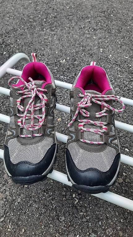 Scarpe da donna: Jolies chaussures de marche taille 38 – Usato da Bouveret venduto da familylocher