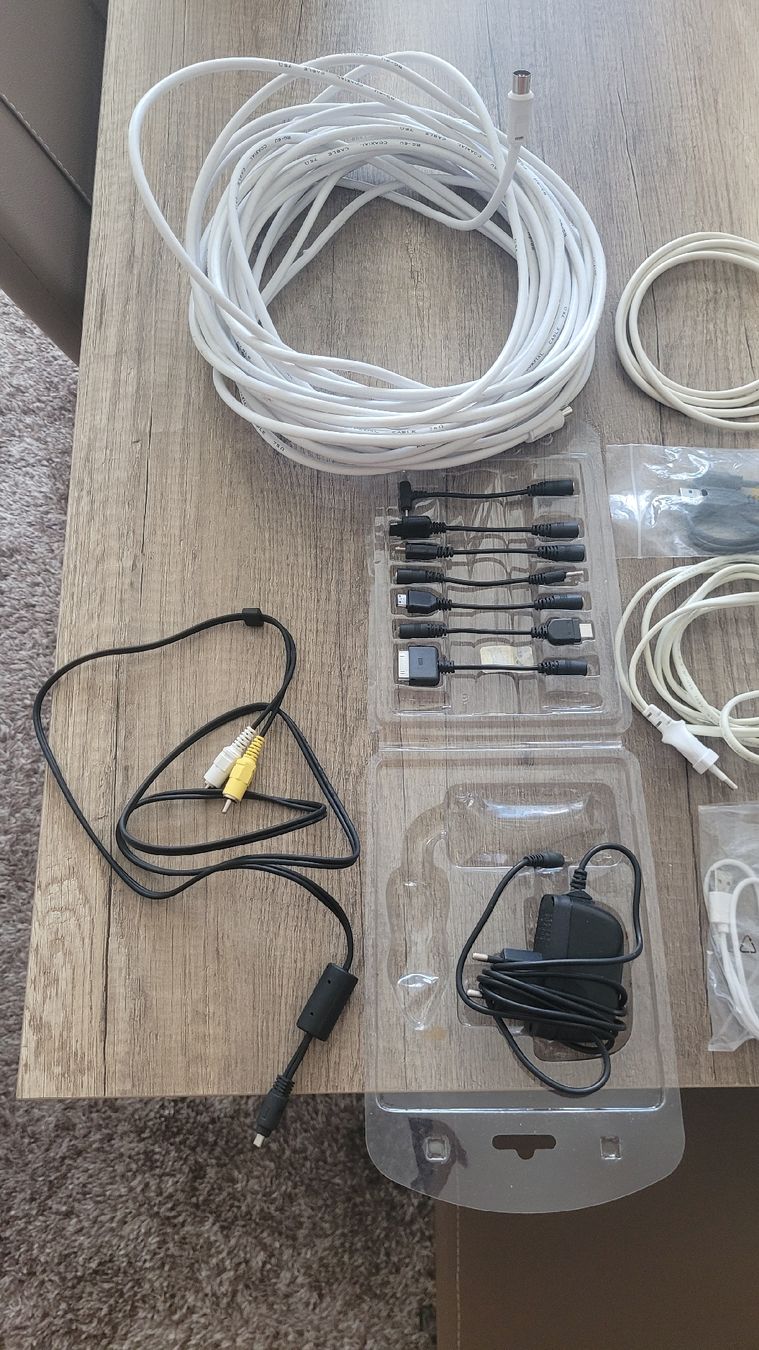 Kabel: Diverse Antennenkabel, verschiedene Ladegeräte, Mäuse, etc. – Gebraucht aus Schöfflisdorf von cri_8gn5 1