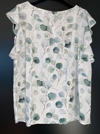 Ärmellose Bluse weiss mit grün-grauem Blättermotiv Gr. S neu