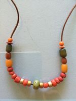 Indische Kette grün rot Gold orange mit Lederband 49 cm lang