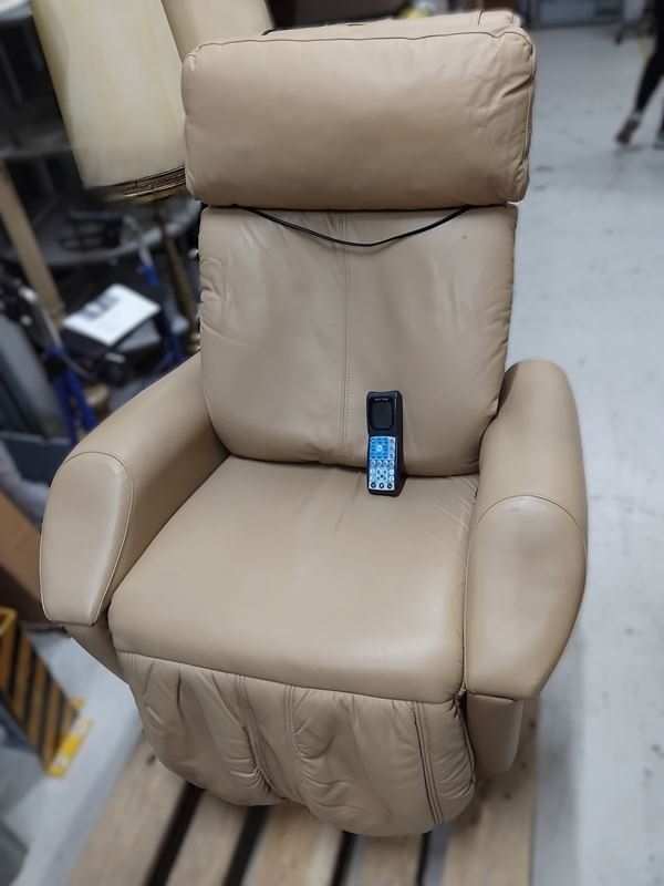 Dispositivi per massaggi: KEYTON - Leder Massagesessel , Creme - Beige – Usato da Rüti ZH venduto da Restwert_Rueti_ZH